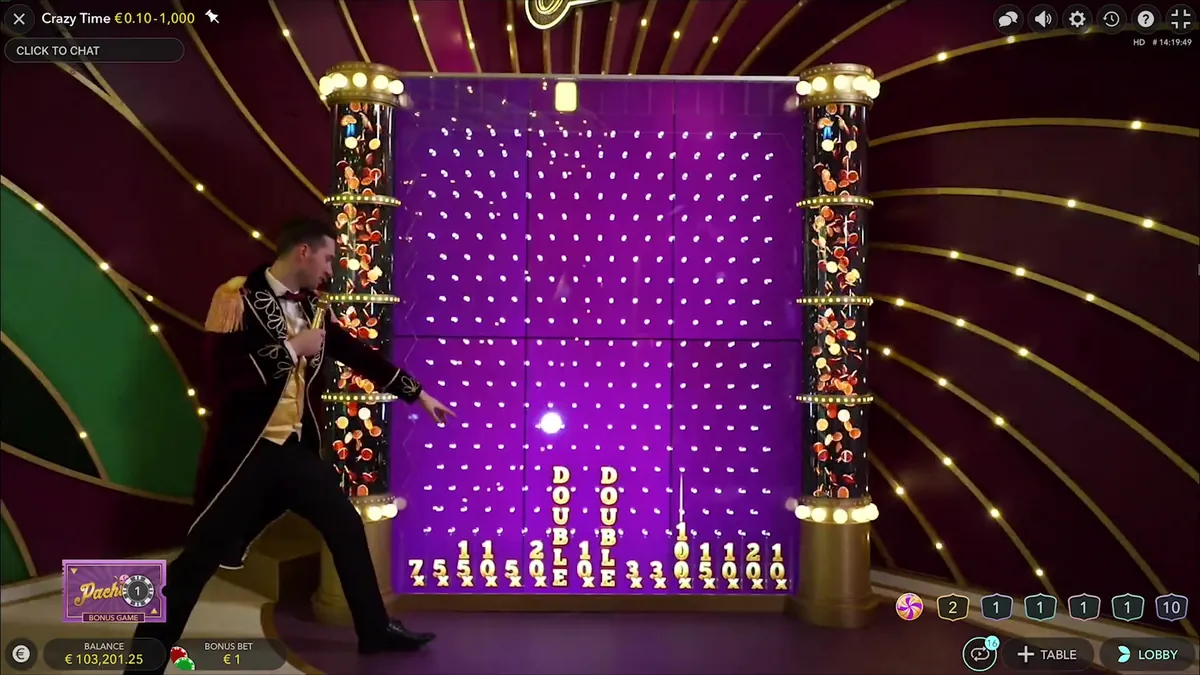 La parete viola del Pachinko con il disco in caduta tra i pioli